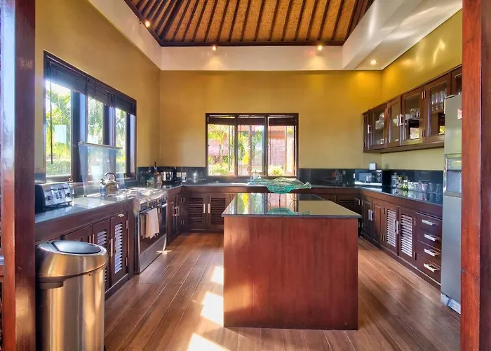 Uluwatu Huge 6 Bed - G8 Views & Child Friendly